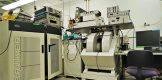 Cómo las bacterias convierten el cobre en su propio antibiótico Una de las máquinas de espectroscopía EPR utilizadas para analizar la síntesis la utilización de cobre por las bacterias en el laboratorio de Britt en UC Davis