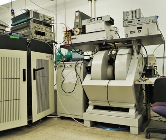 Cómo las bacterias convierten el cobre en su propio antibiótico Una de las máquinas de espectroscopía EPR utilizadas para analizar la síntesis la utilización de cobre por las bacterias en el laboratorio de Britt en UC Davis