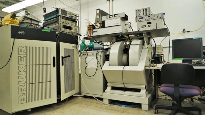 Una de las máquinas de espectroscopía EPR utilizadas para analizar la síntesis la utilización de cobre por las bacterias en el laboratorio de Britt en UC Davis Una de las máquinas de espectroscopía EPR utilizadas para analizar la síntesis la utilización de cobre por las bacterias en el laboratorio de Britt en UC Davis
