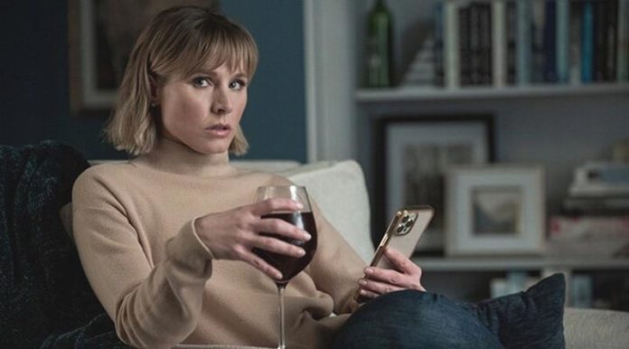 La mujer de la casa de enfrente de la chica en la ventana