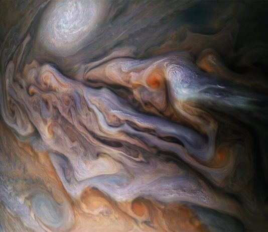 La física oceánica explica los ciclones en Júpiter Una multitud de nubes arremolinadas en el dinámico Cinturón Templado Norte de Júpiter se captura en esta imagen de la nave espacial Juno de la NASA