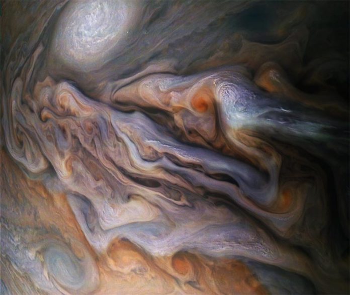 Una multitud de nubes arremolinadas en el dinámico Cinturón Templado Norte de Júpiter se captura en esta imagen de la nave espacial Juno de la NASA