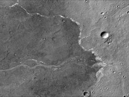 Mars Reconnaissance Orbiter descubre que el agua fluyó en Marte durante más tiempo de lo que se pensaba Marte. El Orbitador de Reconocimiento de Marte de la NASA usó su cámara de contexto para capturar esta imagen de Bosporos Planum, una ubicación en Marte