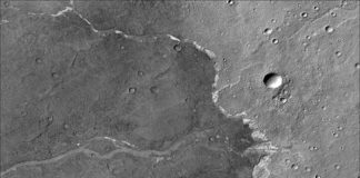 Mars Reconnaissance Orbiter descubre que el agua fluyó en Marte durante más tiempo de lo que se pensaba Marte. El Orbitador de Reconocimiento de Marte de la NASA usó su cámara de contexto para capturar esta imagen de Bosporos Planum, una ubicación en Marte
