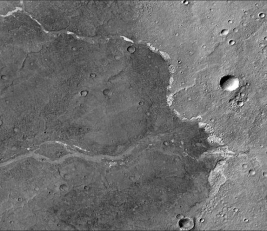 Mars Reconnaissance Orbiter descubre que el agua fluyó en Marte durante más tiempo de lo que se pensaba Marte. El Orbitador de Reconocimiento de Marte de la NASA usó su cámara de contexto para capturar esta imagen de Bosporos Planum, una ubicación en Marte