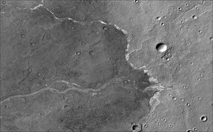 Marte. El Orbitador de Reconocimiento de Marte de la NASA usó su cámara de contexto para capturar esta imagen de Bosporos Planum, una ubicación en Marte