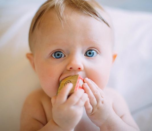 Los antibióticos después del nacimiento afectan a los microbios intestinales de los bebés Bebé