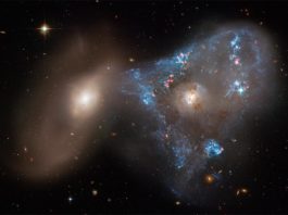 Hubble captura una colisión de galaxias que crea un «triángulo espacial» Colisión frontal entre las galaxias NGC 2445 (derecha) y NGC 2444.