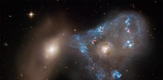 Hubble captura una colisión de galaxias que crea un «triángulo espacial» Colisión frontal entre las galaxias NGC 2445 (derecha) y NGC 2444.