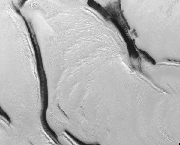 Vista de arriba hacia abajo del glaciar de dióxido de carbono más grande en el casquete polar sur de Marte Vista de arriba hacia abajo del glaciar de dióxido de carbono más grande en el casquete polar sur de Marte
