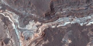 Marte: Parte de la imagen en color mejorada de HiRISE ESP_023383_1590 que muestra sedimentos de arcilla en capas de colores dentro de Ladon Valles