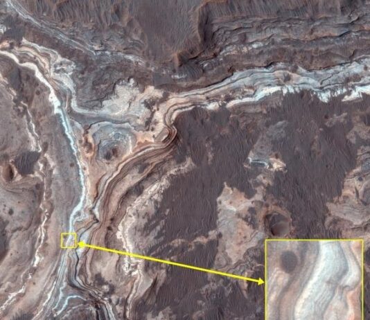 Una larga historia de flujos de agua en Marte registrada en sedimentos arcillosos Marte: Parte de la imagen en color mejorada de HiRISE ESP_023383_1590 que muestra sedimentos de arcilla en capas de colores dentro de Ladon Valles