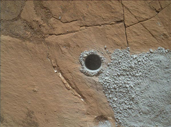 El Curiosity Mars Rover de la NASA perforó este agujero en Marte para recolectar material de muestra de un objetivo de roca llamado "Buckskin"