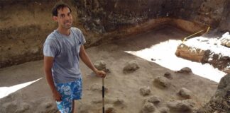 Los señuelos de pulpo de las Islas Marianas son los más antiguos del mundo El arqueólogo Michael Carson de la Universidad de Guam en la excavación de 2013 de Sanhalom, cerca de la Casa de Taga, en la isla de Tinian en las Islas Marianas del Norte. La excavación descubrió un artefacto de señuelo de pulpo de una capa que Carson ha fechado con carbono entre 1500 y 1100 a.n.e.