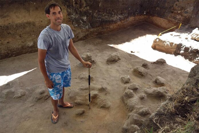 El arqueólogo Michael Carson de la Universidad de Guam en la excavación de 2013 de Sanhalom, cerca de la Casa de Taga, en la isla de Tinian en las Islas Marianas del Norte. La excavación descubrió un artefacto de señuelo de pulpo de una capa que Carson ha fechado con carbono entre 1500 y 1100 a.n.e.