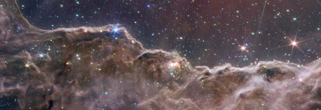 Quizás la imagen más hermosa es la de los "Acantilados Cósmicos" de la Nebulosa Carina, una guardería estelar.