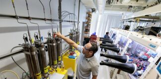 Tecnología: Nuevo material que se fabrica como un plástico y conduce electricidad cual metal Un grupo de científicos de la Universidad de Chicago ha descubierto una manera de crear un material que se puede hacer como un plástico, pero que conduce la electricidad más como un metal