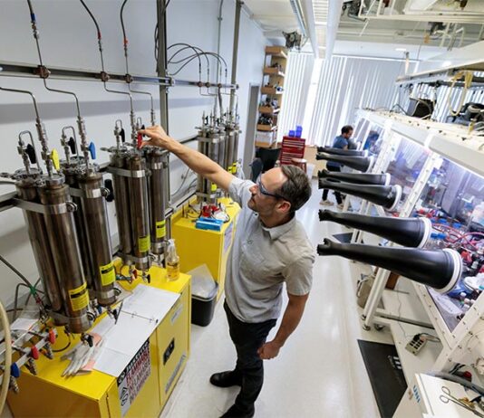 Tecnología: Nuevo material que se fabrica como un plástico y conduce electricidad cual metal Un grupo de científicos de la Universidad de Chicago ha descubierto una manera de crear un material que se puede hacer como un plástico, pero que conduce la electricidad más como un metal
