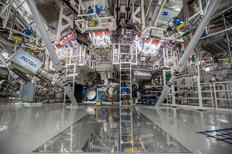 La cámara objetivo de la Instalación Nacional de Ignición de LLNL, donde 192 rayos láser generaron más de 2 millones de julios de energía ultravioleta a una pequeña pastilla de combustible para crear una ignición por fusión el 5 de diciembre de 2022
