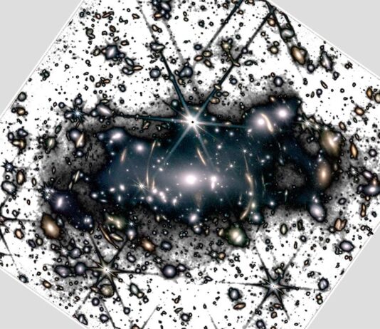 El telescopio James Webb produce una vista incomparable de la luz fantasmal en los cúmulos de galaxias La luz intracluster del cluster SMACS-J0723.3-7327 obtenida con la cámara NIRCAM a bordo del Telescopio Espacial James Webb