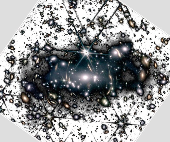 La luz intracluster del cluster SMACS-J0723.3-7327 obtenida con la cámara NIRCAM a bordo del Telescopio Espacial James Webb La luz intracluster del cluster SMACS-J0723.3-7327 obtenida con la cámara NIRCAM a bordo del Telescopio Espacial James Webb