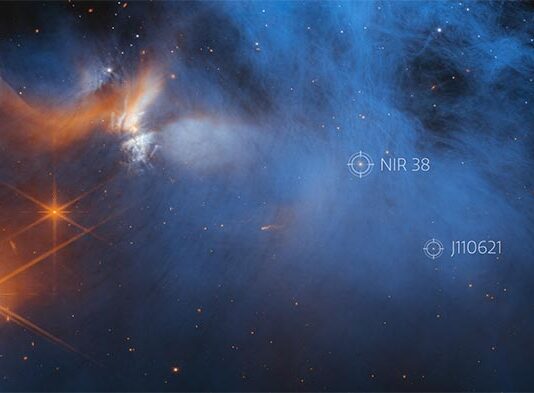 Webb revela cómo podrían crearse las moléculas complejas, primer paso para la creación de los componentes básicos de la vida Esta imagen de la cámara de infrarrojo cercano (NIRCam) del telescopio espacial James Webb de la NASA/ESA/CSA presenta la región central de la nube molecular oscura Camaleón I