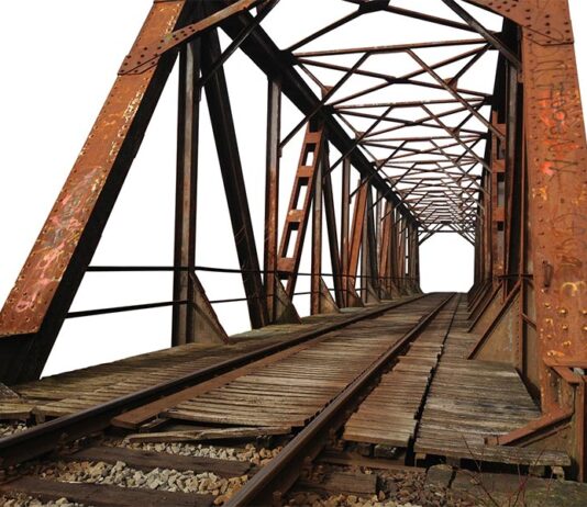 Reducir la corrosión del acero es vital para combatir el cambio climático, según un estudio Puente afectado por la corrosión