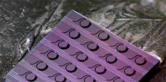 Desarrollan nueva tecnología láser de niobato de litio, que podría ser usada en computación cuántica Un chip desarrollado en el estudio del láser