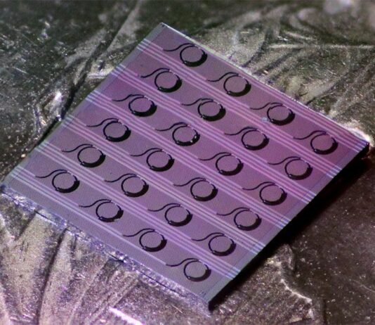 Desarrollan nueva tecnología láser de niobato de litio, que podría ser usada en computación cuántica Un chip desarrollado en el estudio del láser