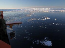 Los niveles de oxígeno en el océano profundo de la Tierra están disminuyendo Se desplegó un instrumento desde el costado de un barco para recopilar lecturas de temperatura, salinidad y presión en el Océano Antártico