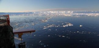 Se desplegó un instrumento desde el costado de un barco para recopilar lecturas de temperatura, salinidad y presión en el Océano Antártico