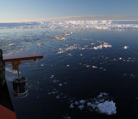 Los niveles de oxígeno en el océano profundo de la Tierra están disminuyendo Se desplegó un instrumento desde el costado de un barco para recopilar lecturas de temperatura, salinidad y presión en el Océano Antártico
