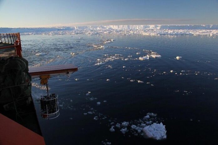 Se desplegó un instrumento desde el costado de un barco para recopilar lecturas de temperatura, salinidad y presión en el Océano Antártico