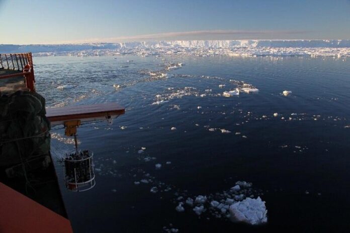 Se desplegó un instrumento desde el costado de un barco para recopilar lecturas de temperatura, salinidad y presión en el Océano Antártico Se desplegó un instrumento desde el costado de un barco para recopilar lecturas de temperatura, salinidad y presión en el Océano Antártico