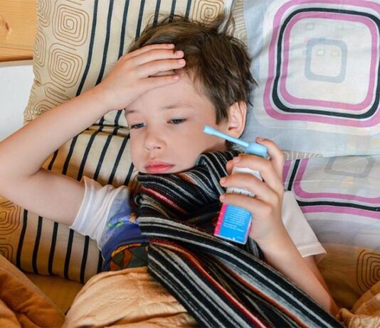 Vinculan los receptores de las células inmunitarias con el asma y la enfermedad pulmonar inflamatoria Niño con asma