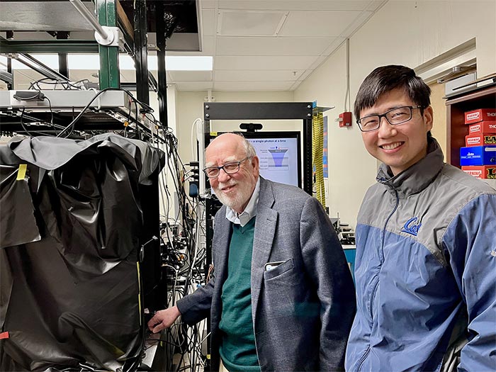 El coautor principal Graham Fleming, a la izquierda, y el primer autor Quanwei Li cerca de algunos de los equipos utilizados en su experimento de vanguardia sobre la fotosíntesis.