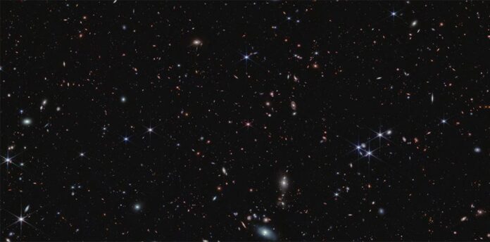 Al analizar nuevas observaciones del Telescopio Espacial James Webb de la NASA, un equipo dirigido por Simon Lilly de ETH Zürich en Suiza encontró evidencia de que las galaxias que existieron 900 millones de años después del Big Bang ionizaron el gas a su alrededor, haciendo que se volviera transparente Al analizar nuevas observaciones del Telescopio Espacial James Webb de la NASA, un equipo dirigido por Simon Lilly de ETH Zürich en Suiza encontró evidencia de que las galaxias que existieron 900 millones de años después del Big Bang ionizaron el gas a su alrededor, haciendo que se volviera transparente