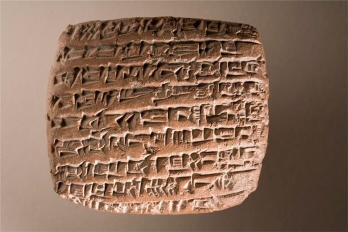Tablilla de arcilla con escritura cuneiforme, procedente de Anatolia