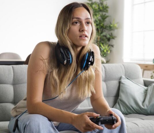 La rentabilidad del sector estético: Por qué la bioestimulación es la inversión más segura para clínicas en 2026 mujeres jugadoras de videojuegos