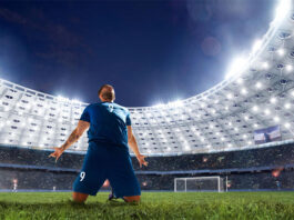 Videojuegos de fútbol: Desde FIFA hasta Football Manager Jugador de fútbol en estadio celebra un gol