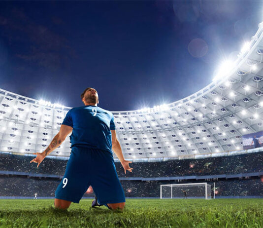 Videojuegos de fútbol: Desde FIFA hasta Football Manager Jugador de fútbol en estadio celebra un gol
