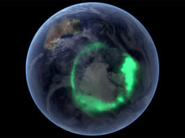 Los átomos de hierro del núcleo interno de la Tierra se mueven mucho más rápido de lo que se pensaba Los iones cargados que interactúan con el campo magnético de la Tierra a menudo crean auroras cerca de los polos del planeta