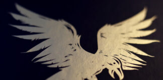 «Asesino de brujas: La bruja blanca»: ríos de sangre maldita y piras de lágrimas y ceniza Portada interior de "Asesino de brujas: La bruja blanca" (Edición Limitada) de Shelby Mahurin, publicada por Puck.