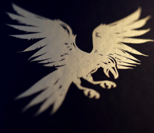 «Asesino de brujas: La bruja blanca»: ríos de sangre maldita y piras de lágrimas y ceniza Portada interior de "Asesino de brujas: La bruja blanca" (Edición Limitada) de Shelby Mahurin, publicada por Puck.