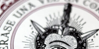 «Érase una vez un corazón roto» (Edición Limitada): un cuento de hadas que cala en los huesos y apuñala el corazón Portada de "Érase una vez un corazón roto" de Stephanie Garber, publicada por Puck.