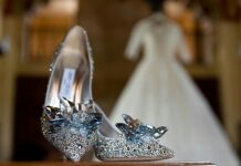 Un zapatito astillado y multitud de problemas Zapatos de tacón con decoración de cristal por The Now Time.