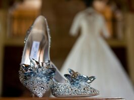 Un zapatito astillado y multitud de problemas Zapatos de tacón con decoración de cristal por The Now Time.