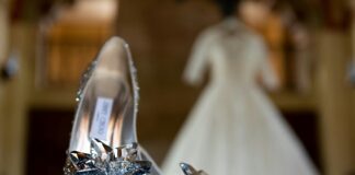 Un zapatito astillado y multitud de problemas Zapatos de tacón con decoración de cristal por The Now Time.