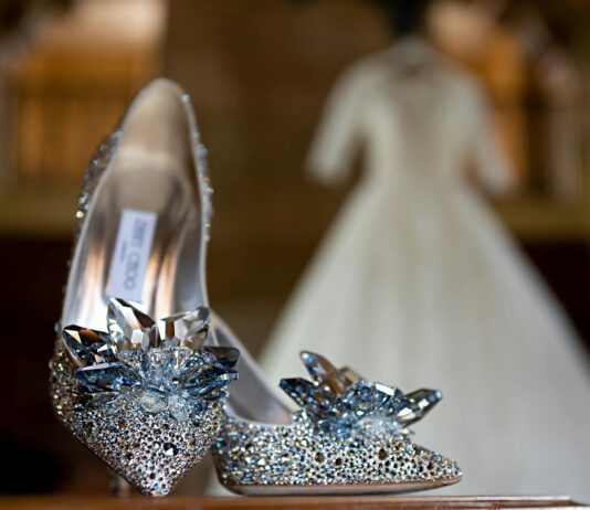 Un zapatito astillado y multitud de problemas Zapatos de tacón con decoración de cristal por The Now Time.