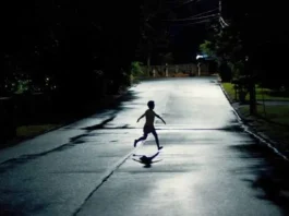 El director de Barbarian está preparando su próxima película weapons película